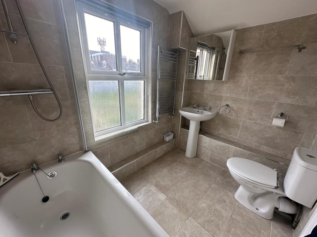 Lot: 69 - SHOP FOR INVESTMENT WITH WELL PRESENTED VACANT FLAT - Bathroom with W.C.
